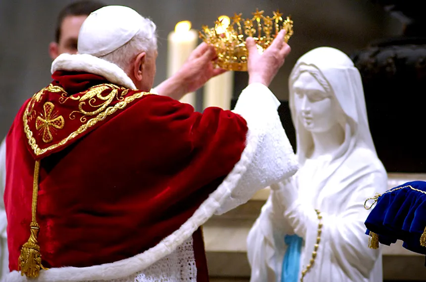 Pave Benedikt XVI kroner en statue av Jomfru Maria
