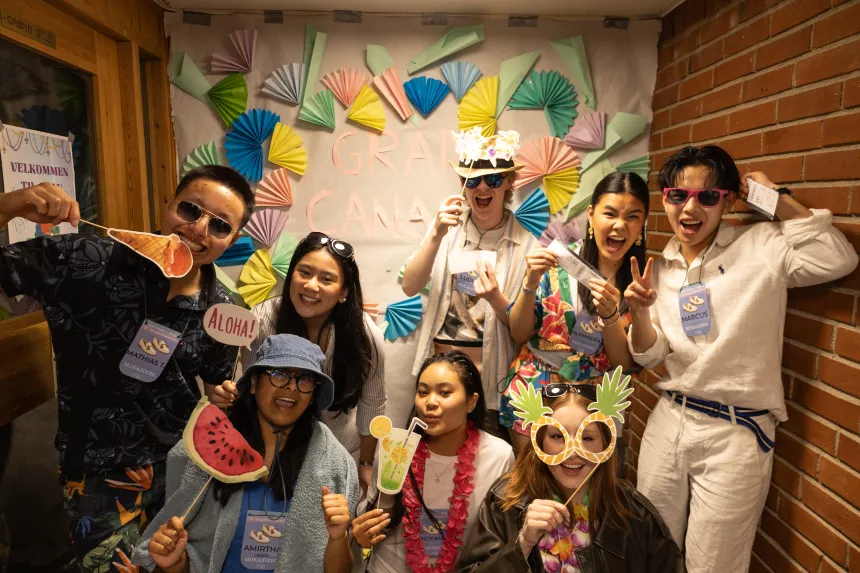 Gruppe med ungdommer kledd til temafest Charterfeber