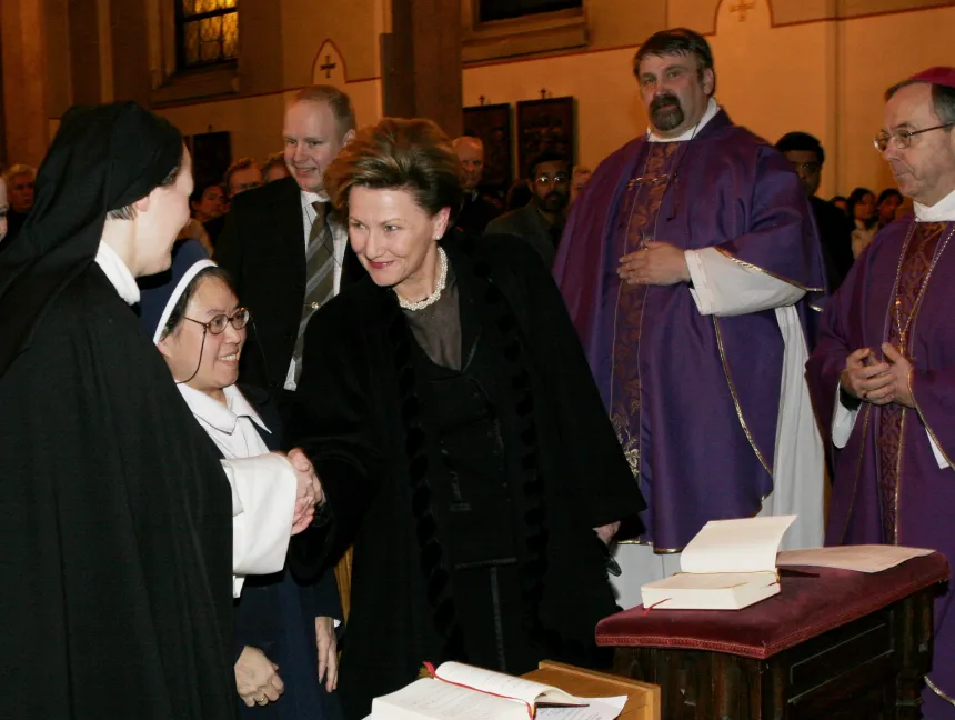 Dronning Sonja på besøk i St. Olav domkirke i Oslo