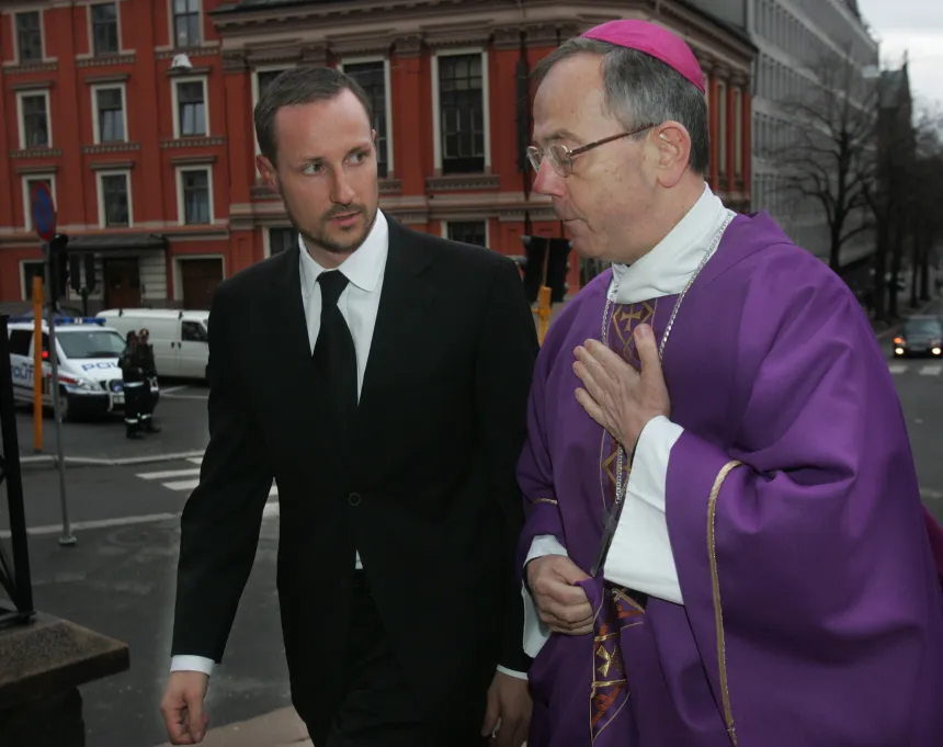 Biskop Gerhard Schwenzer og kronprins Haakon utenfor St. Olav domkirke i Oslo