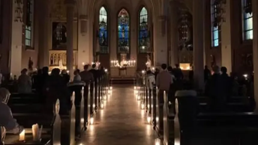 En mørklagt St. Olav domkirke med kun levende lys
