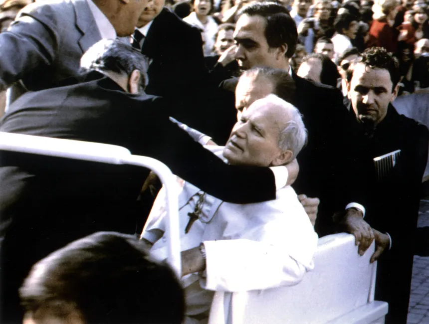 Johannes Paul II etter at han ble skutt på Petersplassen