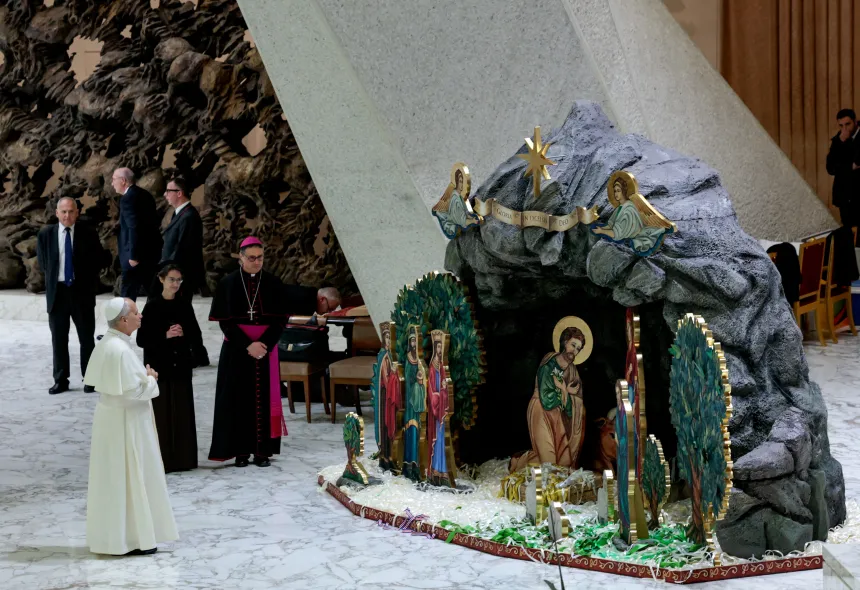Pave Leo XIV står foran en julekrybbe i Paul VI-salen
