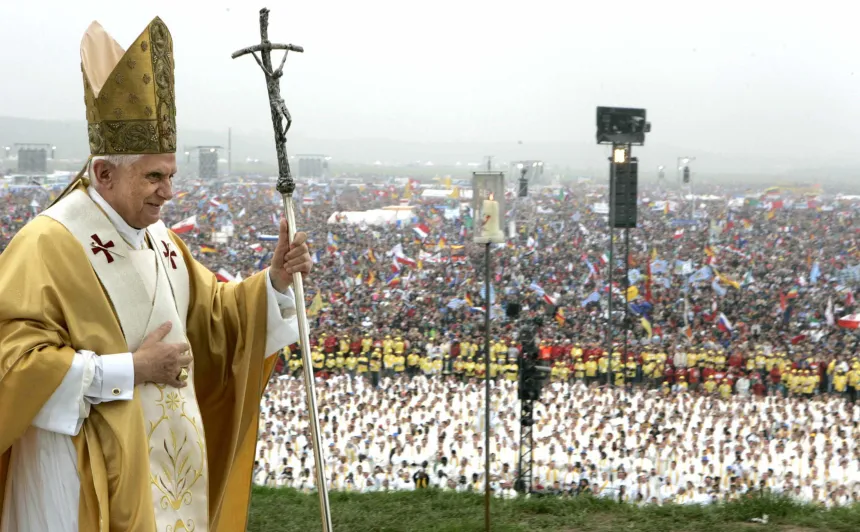 Pave Benedikt XVI med mitra og hyrdestav i foran en folkemengde under WYD 2005