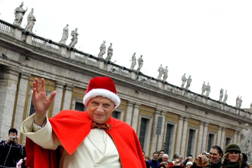 Pave Benedikt XVI med rød camauro-lue på Petersplassen