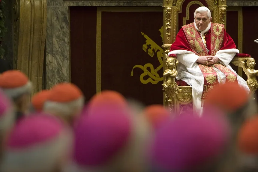 Pave Benedikt XVI taler til kardinaler i Clementina-salen