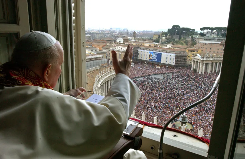 Pave Johannes Paul II velsigner folkemengden fra vinduet i Det apostoliske palass
