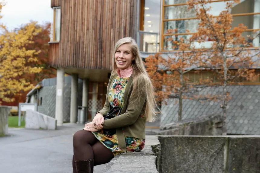Nanna Natalia Jørgensen i høstvær utenfor Høgskolen i Volda. 