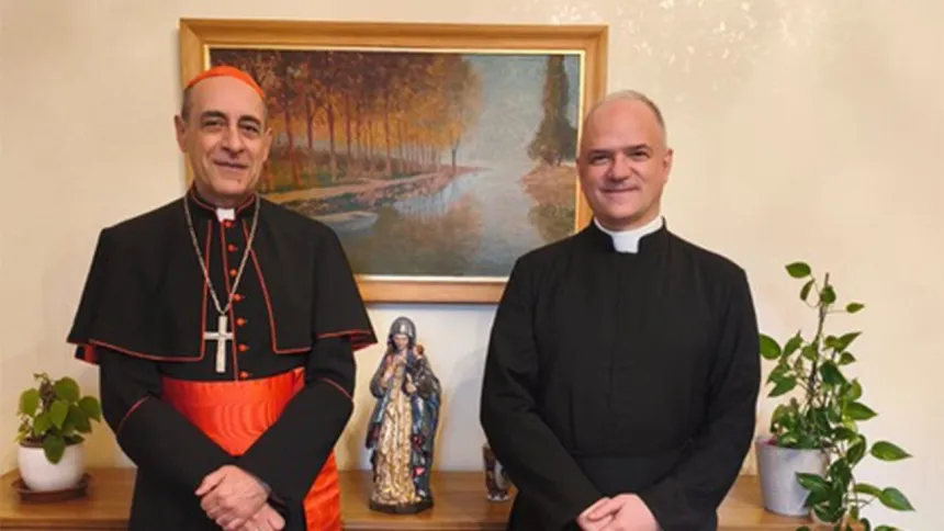 Kardinal Fernández og pater Pagliarani