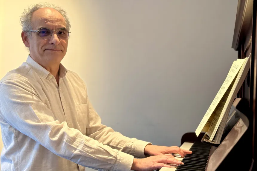 Fr. Didier Pentecôte  ved St. Dominikus klosters piano. 