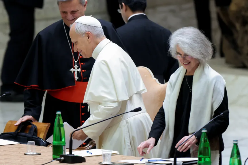 Pave Leo XIV med kardinal Mario Grech og sr. Nathalie Becquart