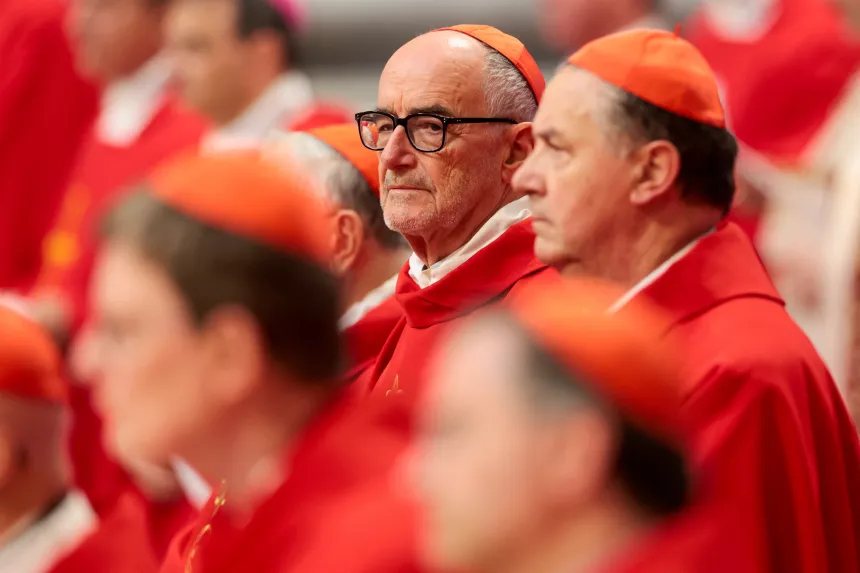Kardinal Michael Czerny står blant andre kardinaler