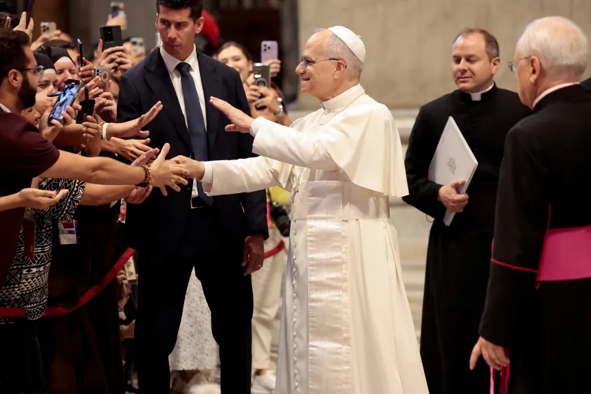 Pave Leo XIV hilser på troende i Peterskirken