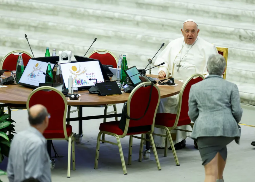 Pave Frans sitter ved et rundt bord i Paul VI-salen