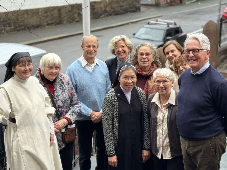 Ansatte og frivillige i Tribunalet på trappen utenfor bispegården i Akerseveien 5, Oslo. 