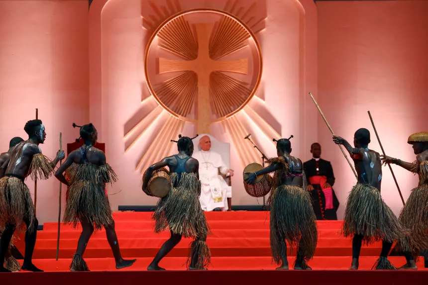 Dansere foran pave Leo XIV i Ekvatorial-Guinea