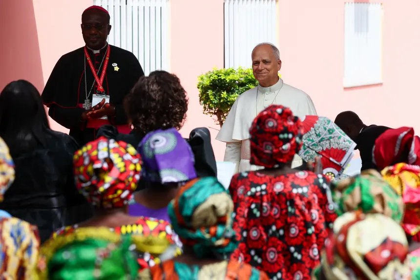 Pave Leo XIV besøker et aldershjem i Angola