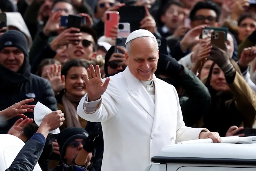 Pave Leo XIV vinker fra pavebilen på Petersplassen