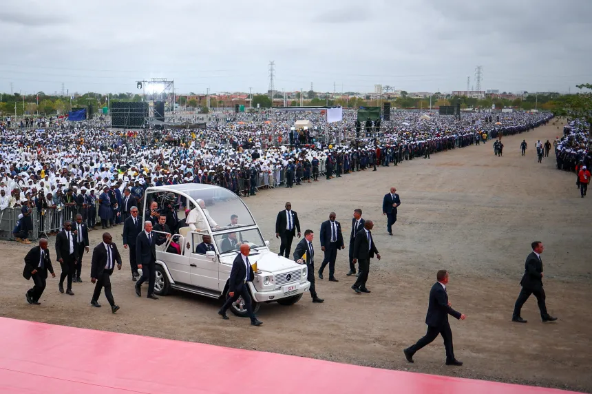 Pave Leo preker utendørs i Angola søndag 19. april 2026. 