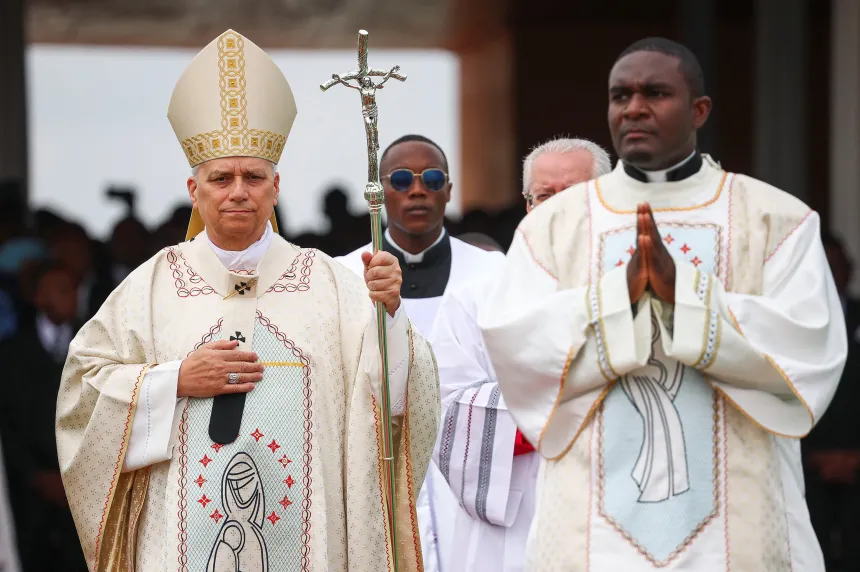 Pave Leo XIV ankommer for å feire messe i Kamerun