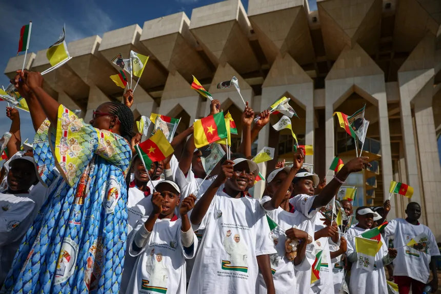 Barn med flagg under pave Leo XIVs besøk i Kamerun