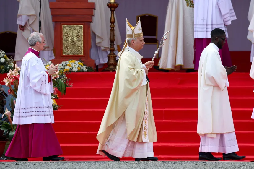 Pave Leo XIV feirer messe i Angola