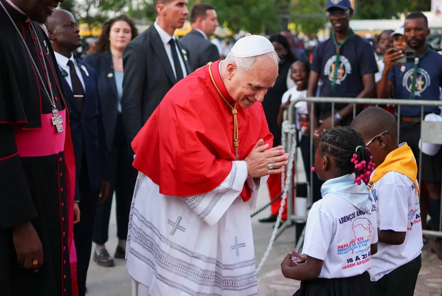 Pave Leo XIV møter to barn