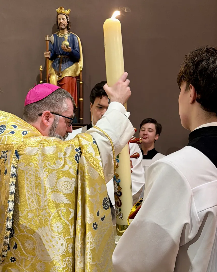 Påskevigilien 4. april 2026 –&nbsp;bisko Fredrik plasserer påskelyset i kirkens kor. 