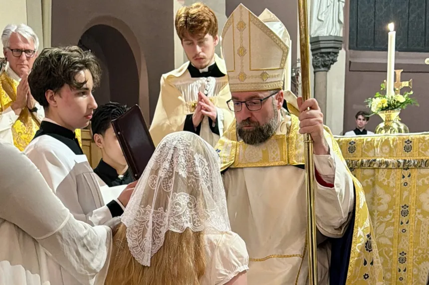 Påskevigilien 4. april 2026 –&nbsp;biskop Fredrik døper under påskevigilien.