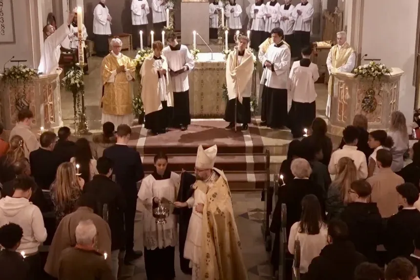 Påskevigilien 4. april 2026 –&nbsp;biskop Fredrik velsigner menigheten i kirkerommet under vigilien. 