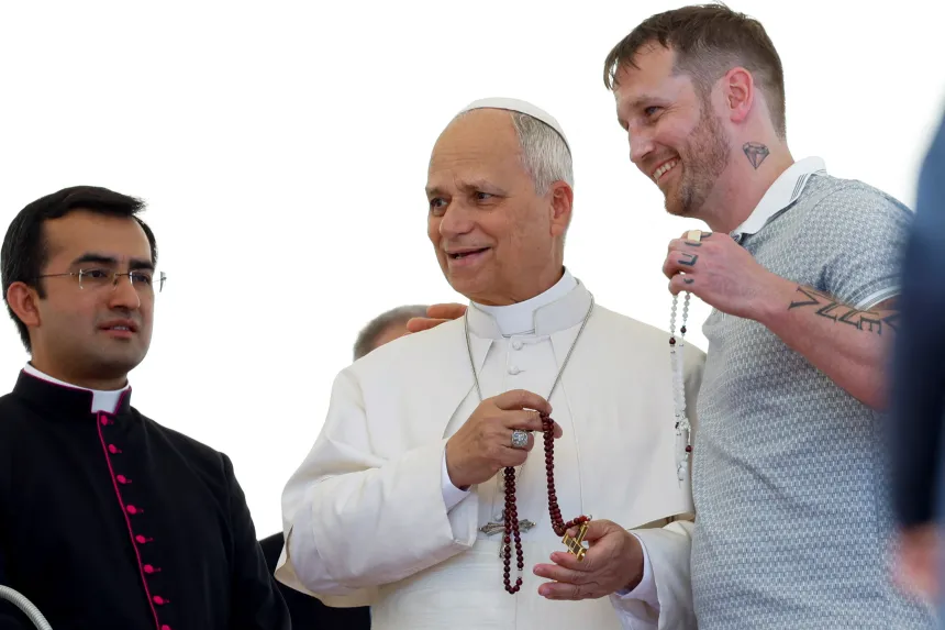 Pave Leo XIV holder en rosenkrans sammen med en gjest på Petersplassen