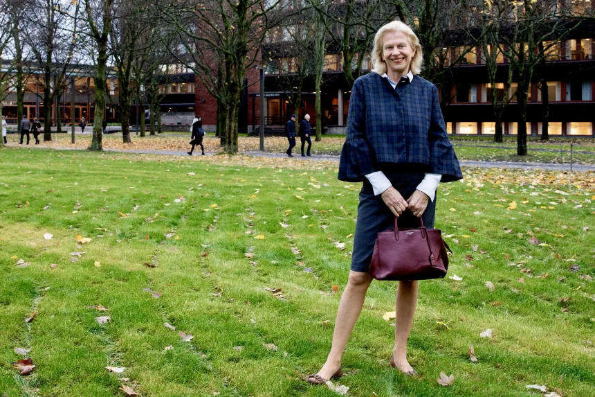 Janne Haaland Matlary på plenen på Blindern. 