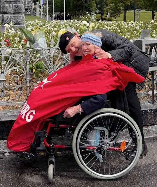 Lars-Ole Djupdal med en kvinne i rullestol i Lourdes