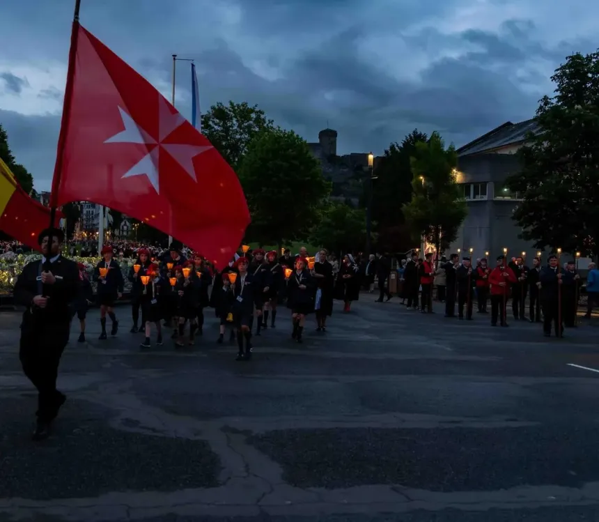 Lysprosesjon med Malteserordenen i Lourdes