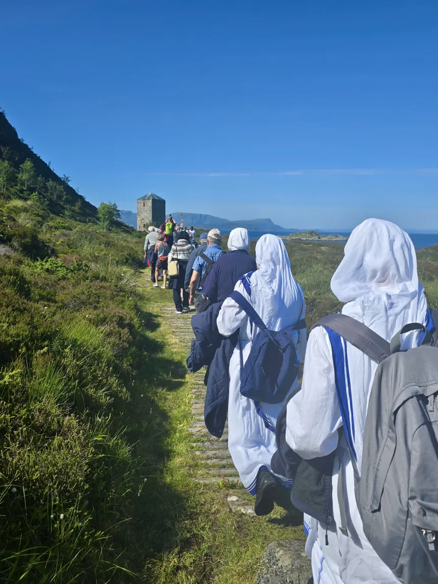 Tre Mor Teresa-søstre andre pilegrimer går i prosesjon til Selja kloster