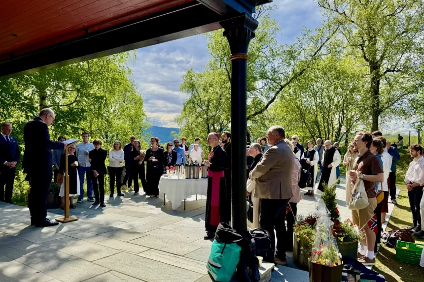 Vigslingen 20. mai 2026 av Olavskapellet på Stiklestad etter restaureringen. 