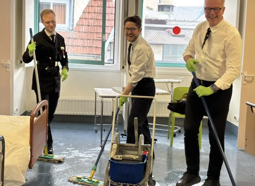 Frivillige i Malteserordenen vasker på et sykehjem