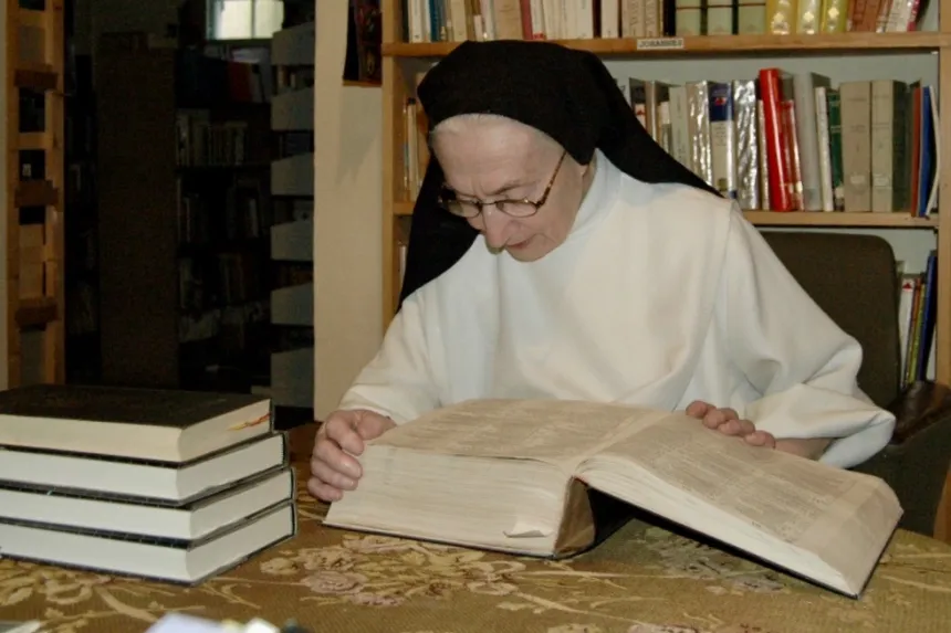 Sr.&nbsp;Marie-Francoise i Lunden klosters bibiotek. 