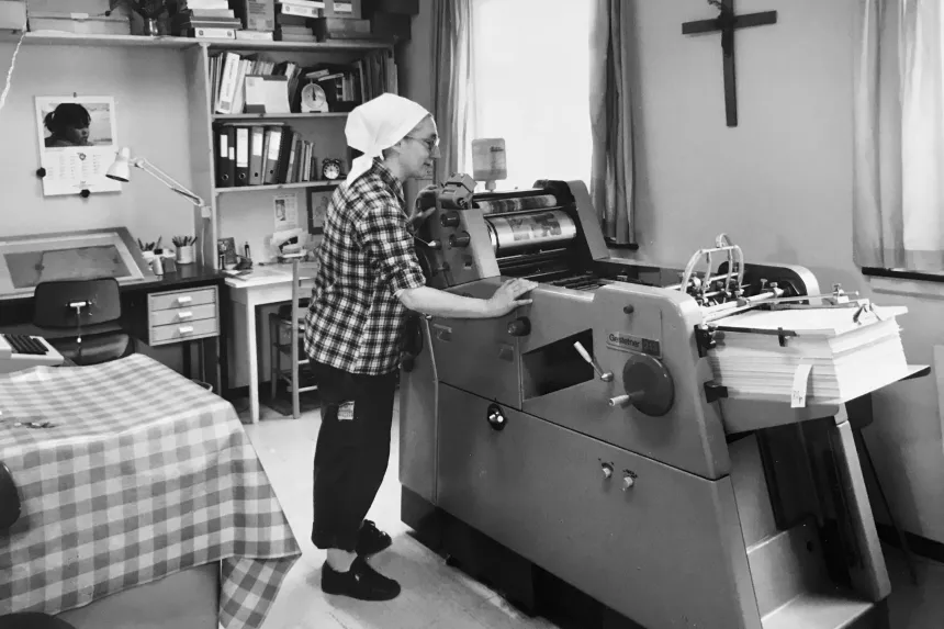 Sr. Marie-Francoise ved Lunden klosters presse. 
