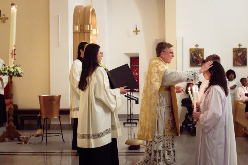 P. Pål Bratbak, ikledd messeklær, velsigner troende i St. Svithun kirke