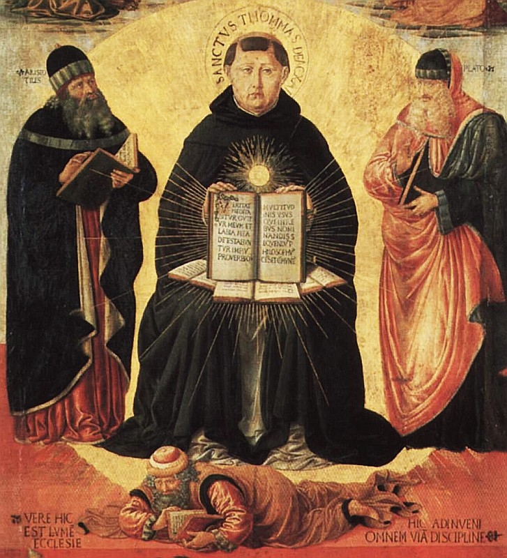 Thomas Aquinas sitter med en bok mellom Aristoteles og Platon