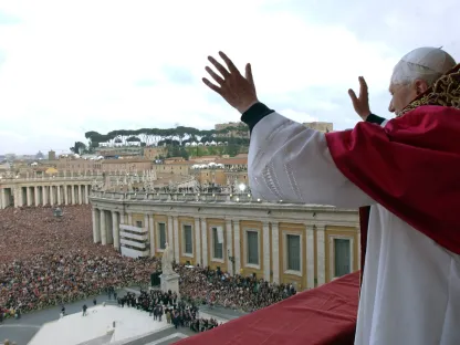 Pave Benedikt XVI hilser folkemengden på Petersplassen