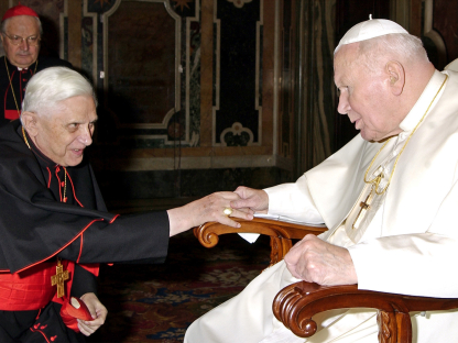Kardinal Joseph Ratzinger hilser på pave Johannes Paul II