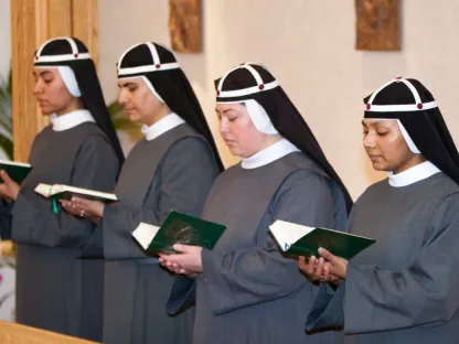 Fire Birgittasøstre ber tidebønn sammen