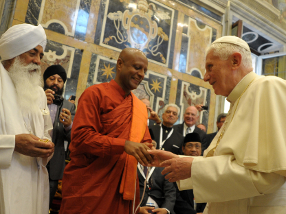 Foto av pave Benedikt XVI med to representanter fra andre religioner