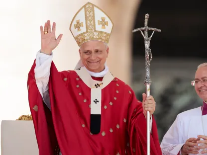 Pave Leo XIV, ikledd røde messeklær og mitra, holder en ferula (pavestav) og vinker