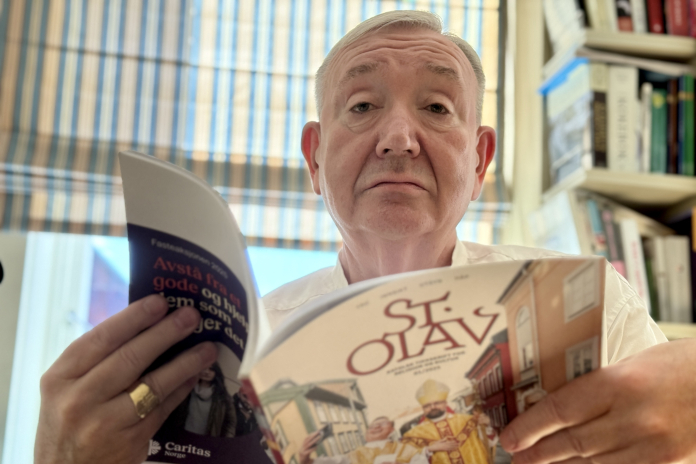 Biskop Bernt Eidsvig leser St. Olav tidsskrift 1-2025. 