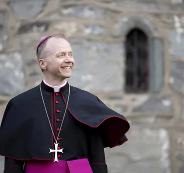 Biskop Erik Varden utenfor Nidarosdomen, Trondheim. 