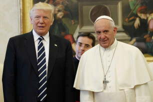 Donald Trump står ved siden av pave Frans