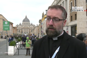 Skjermbilde av biskop Fredrik Hansen som snakker til en intervjuer foran Peterskirken i Roma